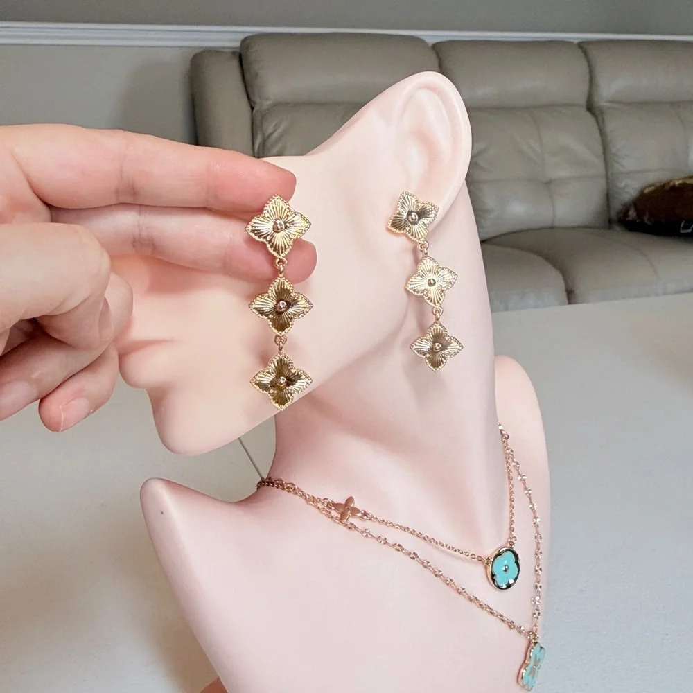 ⚜️ Elegant Gold Floral Drop Earrings